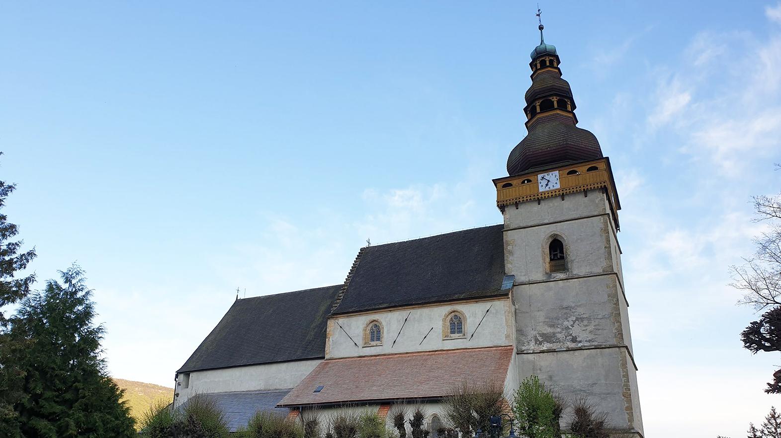 Nová strecha nad bočnou loďou gotického kostola ochráni nástenné maľby