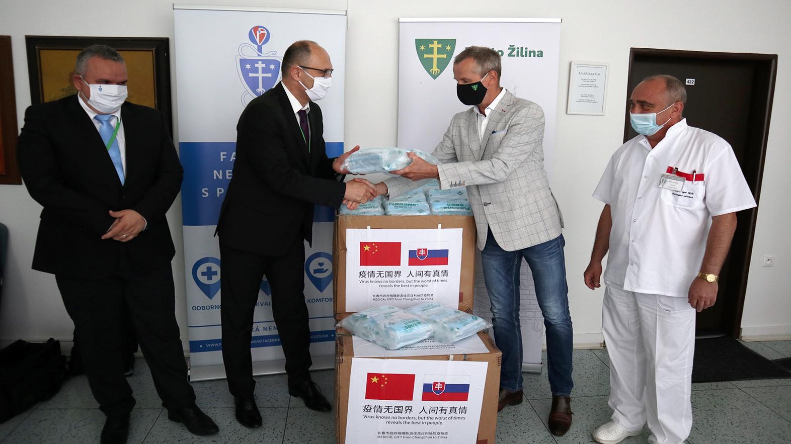 Mesto Žilina darovalo zdravotníkom tisícky rúšok