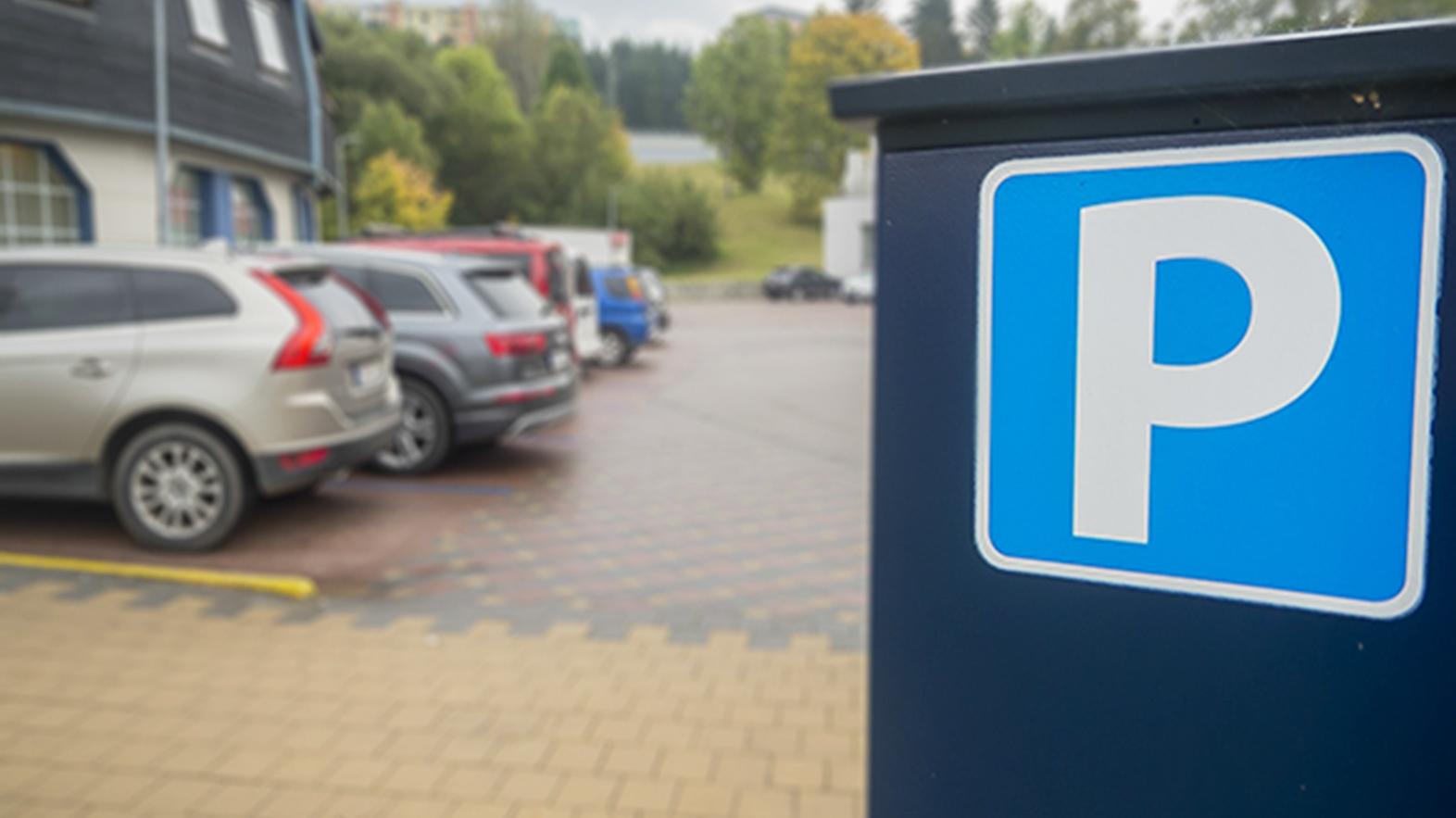 Mesto Dolný Kubín obnovuje platené parkovanie v centre