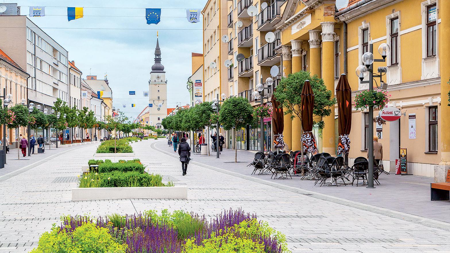 Bicykle a elektrické kolobežky po pešej zóne v Trnave už nesmú jazdiť