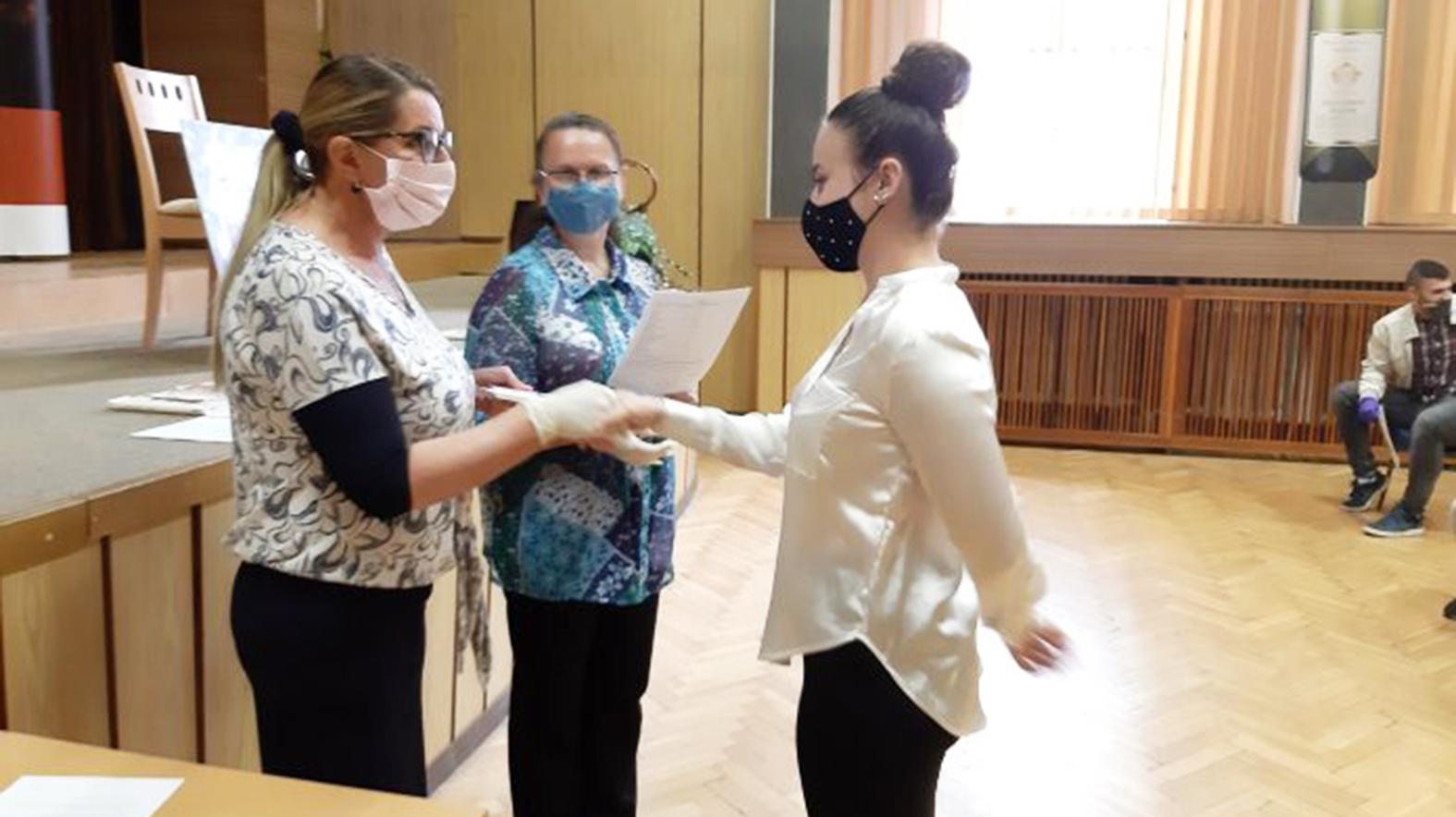 BBSK odporúča otvoriť stredné školy len na odovzdanie kníh a vysvedčení