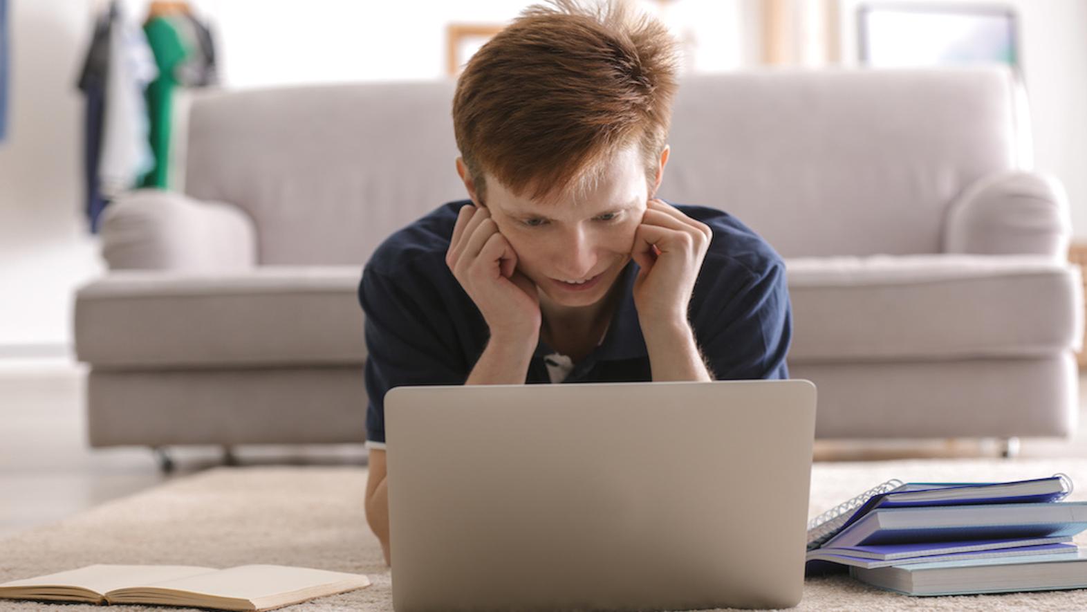 Žiaci skalického gymnázia sa učia online  