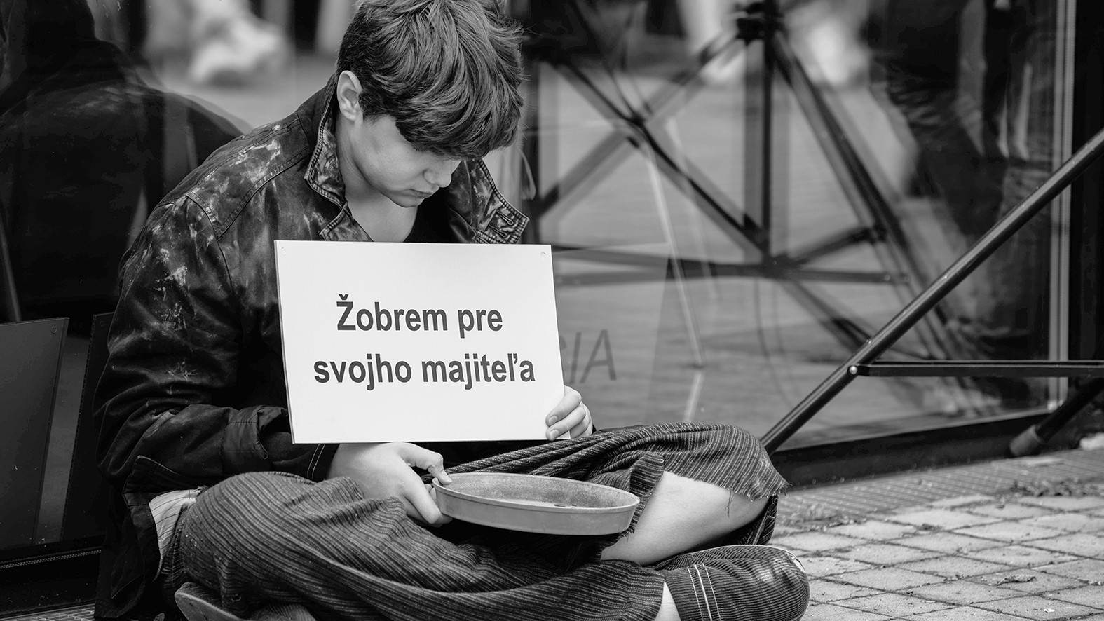 Od roku 2007 si 18. októbra pripomíname deň boja proti obchodovaniu s ľuďmi