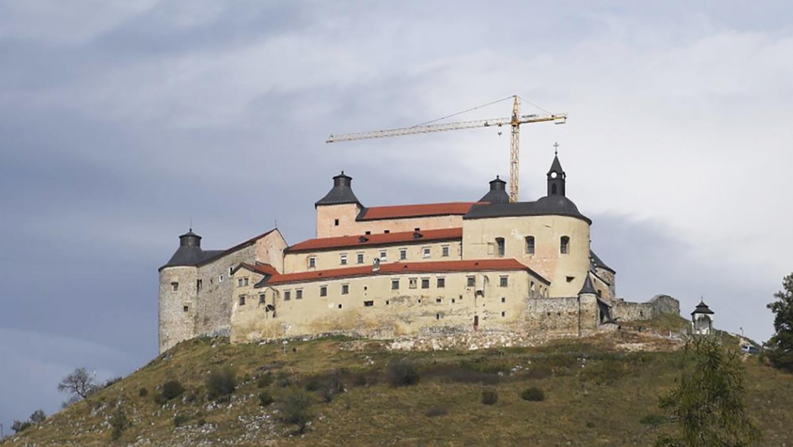 Na obnovu podhradia je potrebná dohoda obce s vlastníkmi stánkov