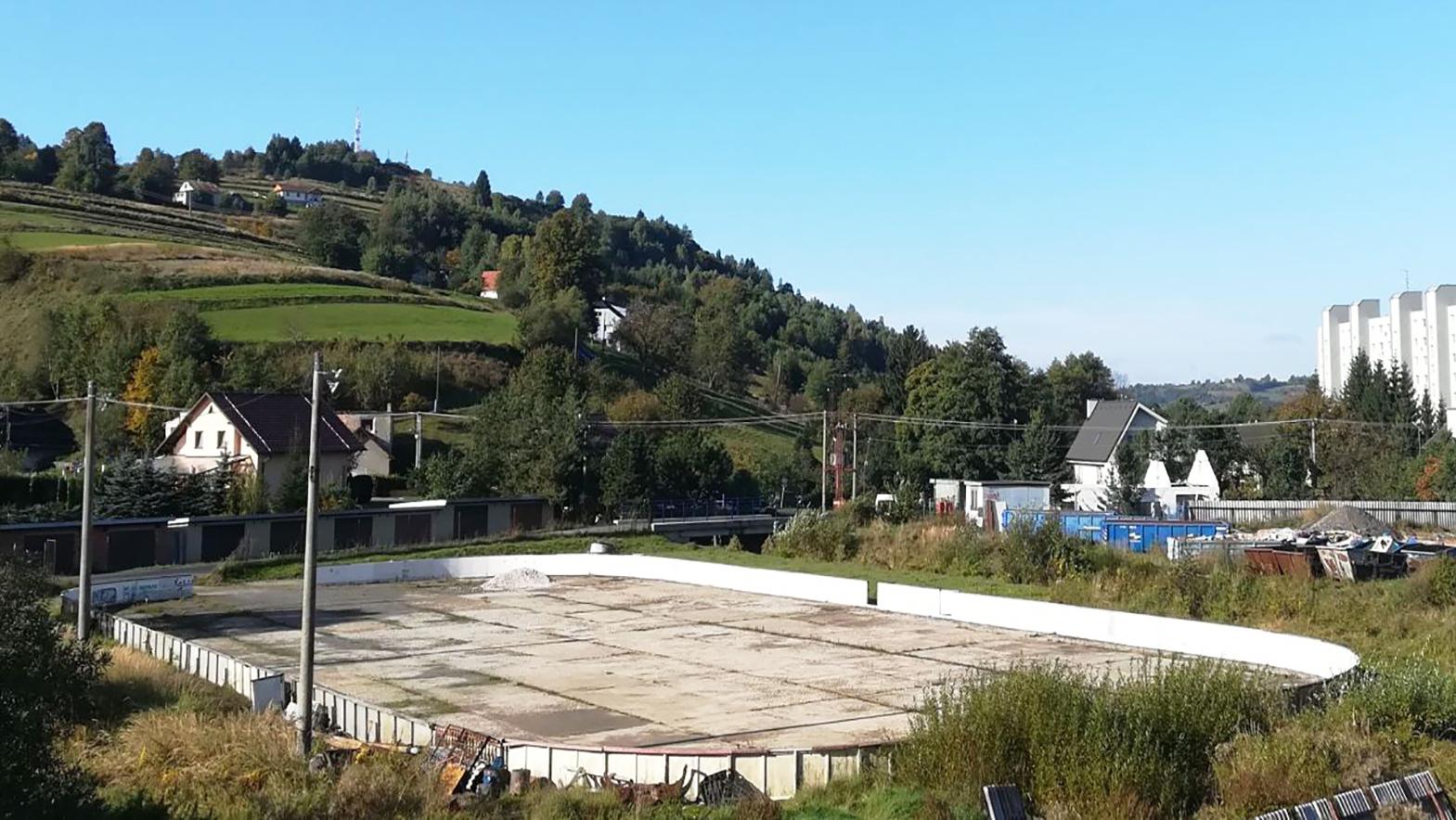 Hriňová začala s budovaním športovej plochy s prekrytím