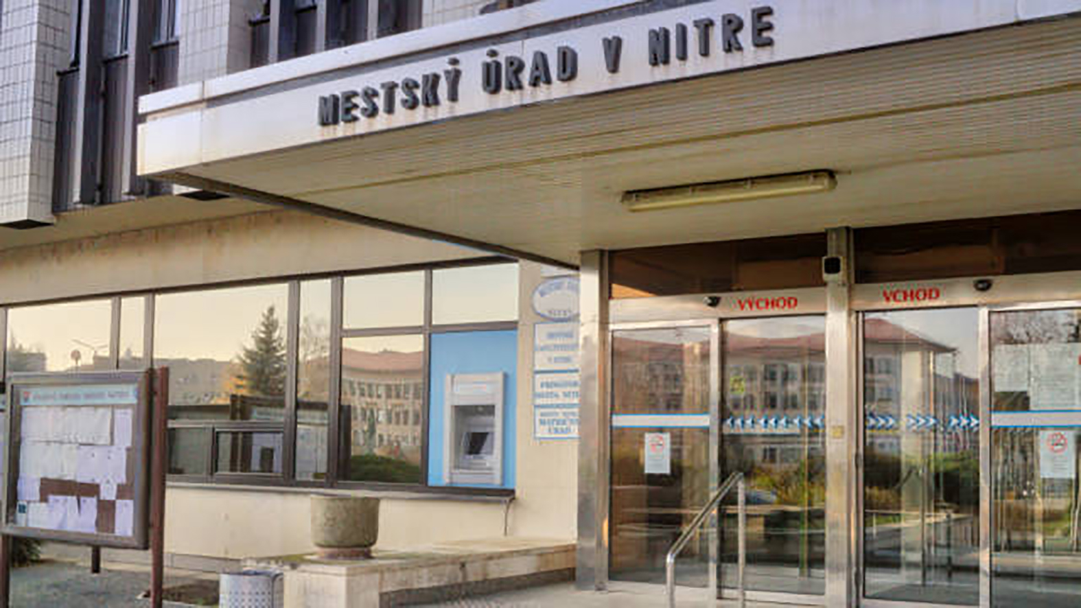 Mesto v pondelok materské a základné školy neotvorí 