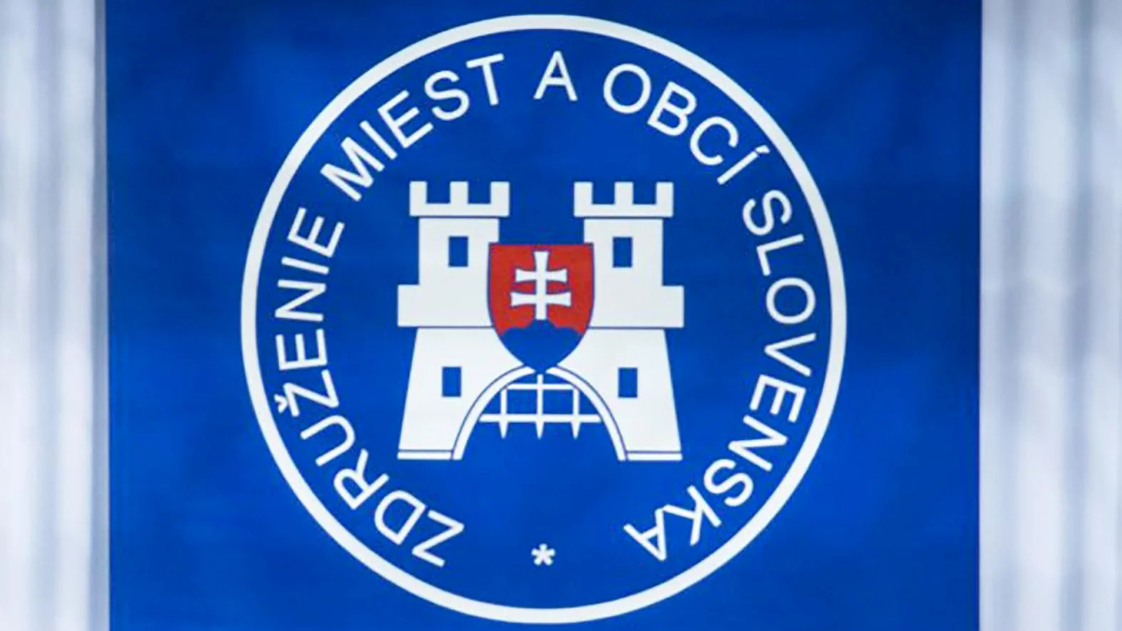 Niektorí členovia vlády ani po roku neakceptujú,že samospráva nie je rival