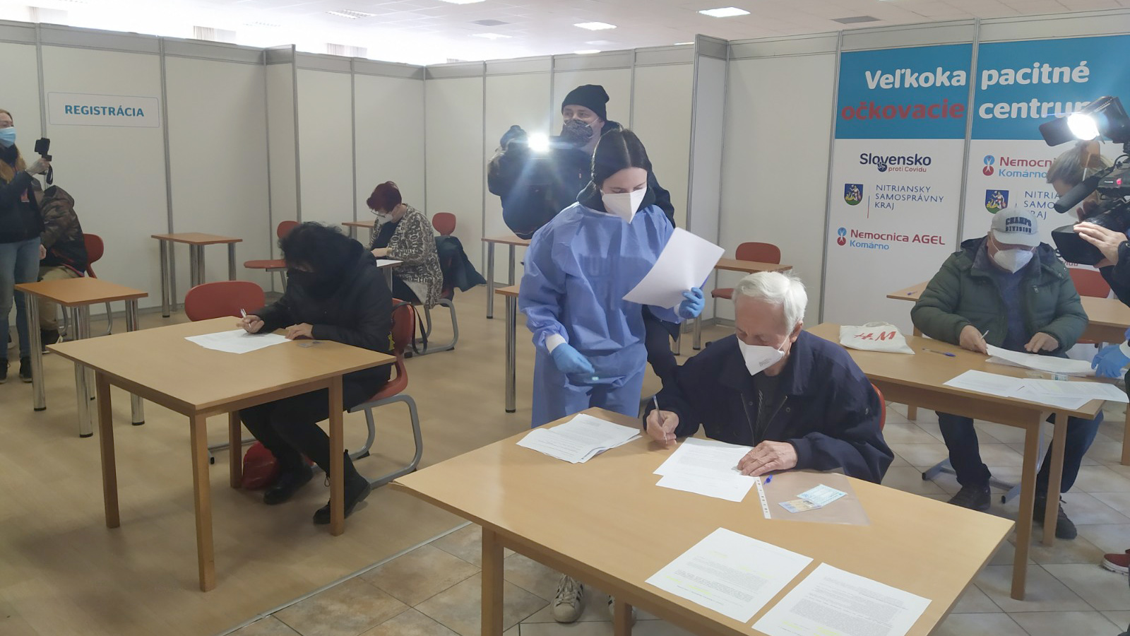 Veľkokapacitné centrum v Nitre má počas víkendu 2000 voľných očkovacích miest   