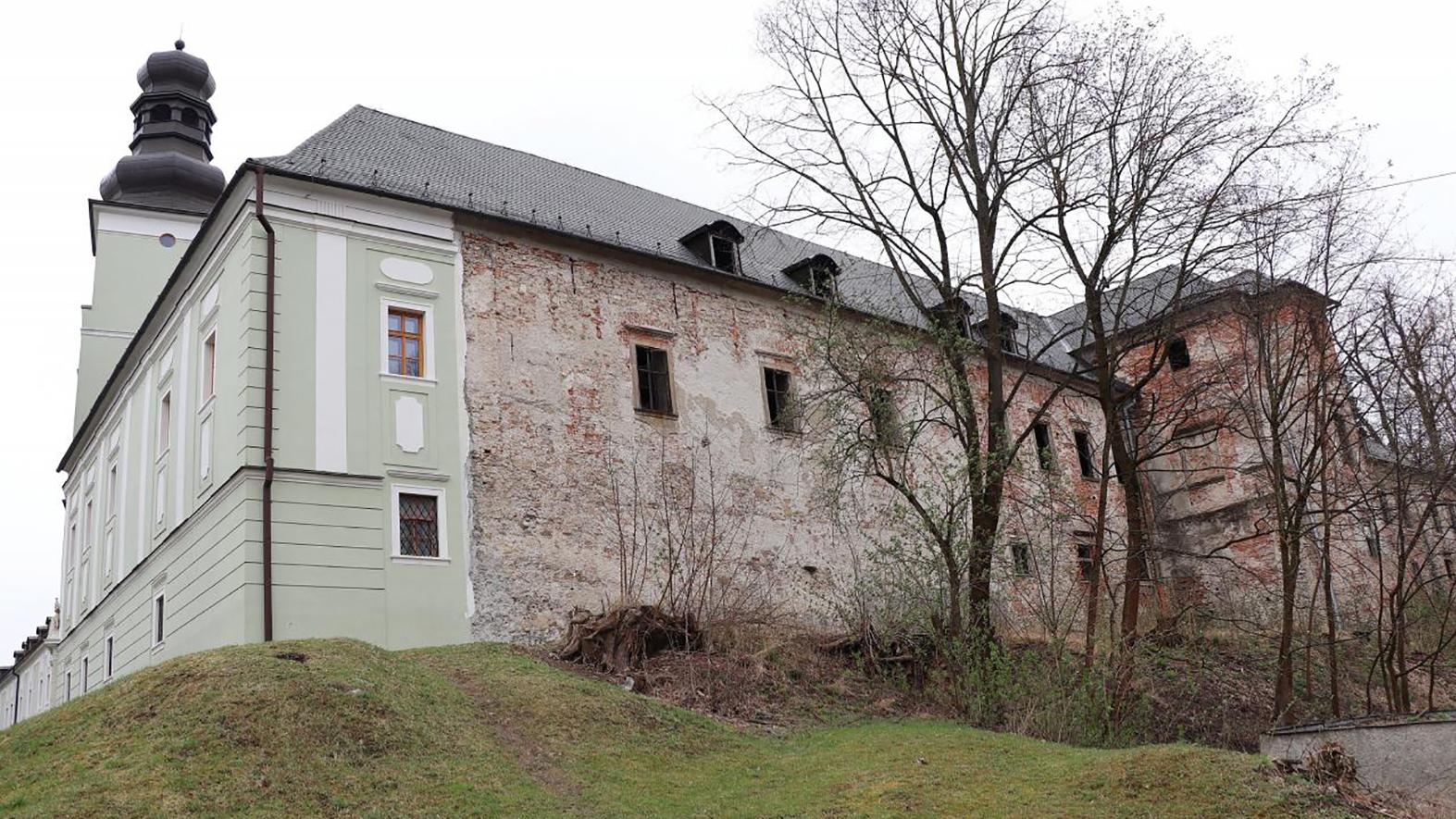 Dubnica nad Váhom opraví časť historického kaštieľa i priľahlý svah