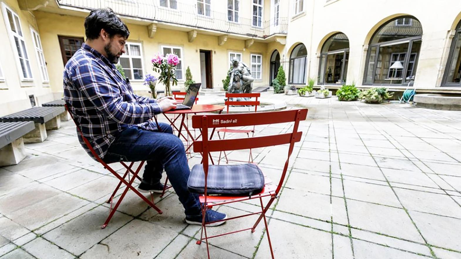 Do ulíc mesta sa vracia projekt voľného sedenia Sadni si!