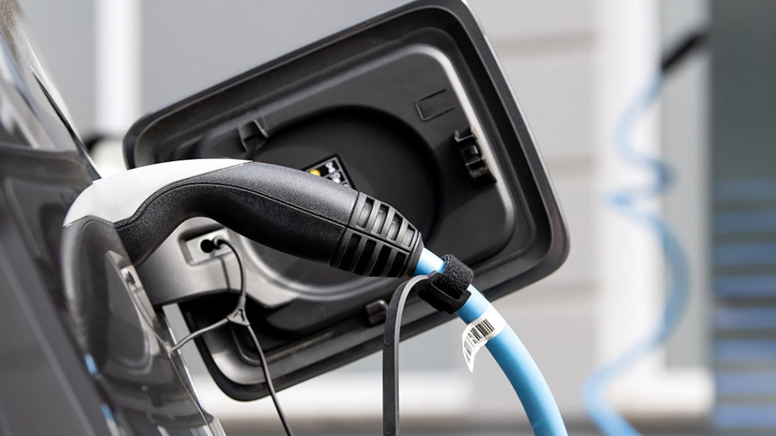 V Dolnom Kubíne nainštalovali nabíjacie stanice na elektromobily 