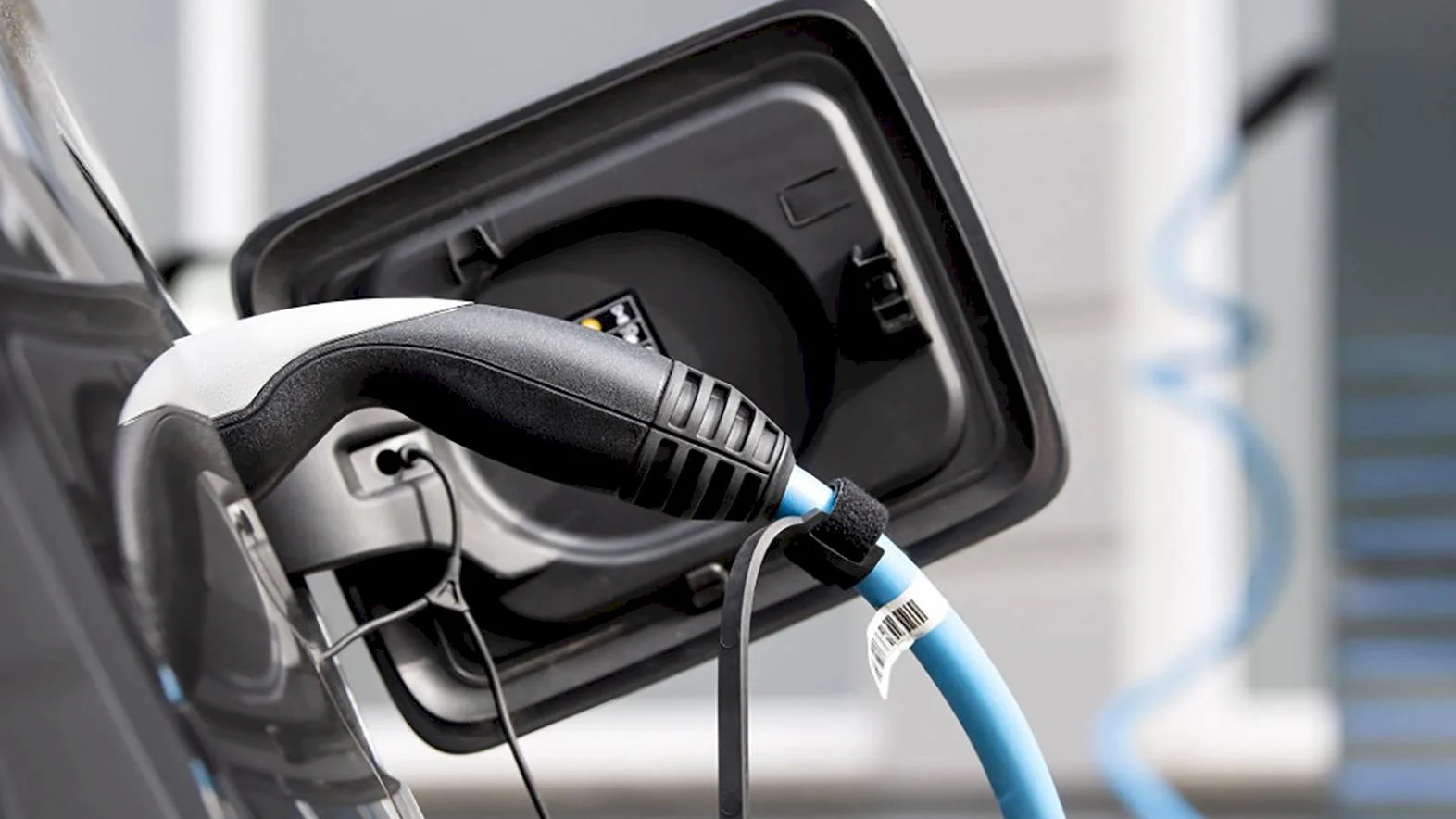 V Dolnom Kubíne nainštalovali nabíjacie stanice na elektromobily 