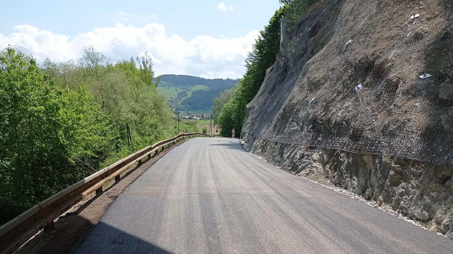 Po ceste medzi Dolným Kubínom a obcou Bziny včera prešli prví motoristi