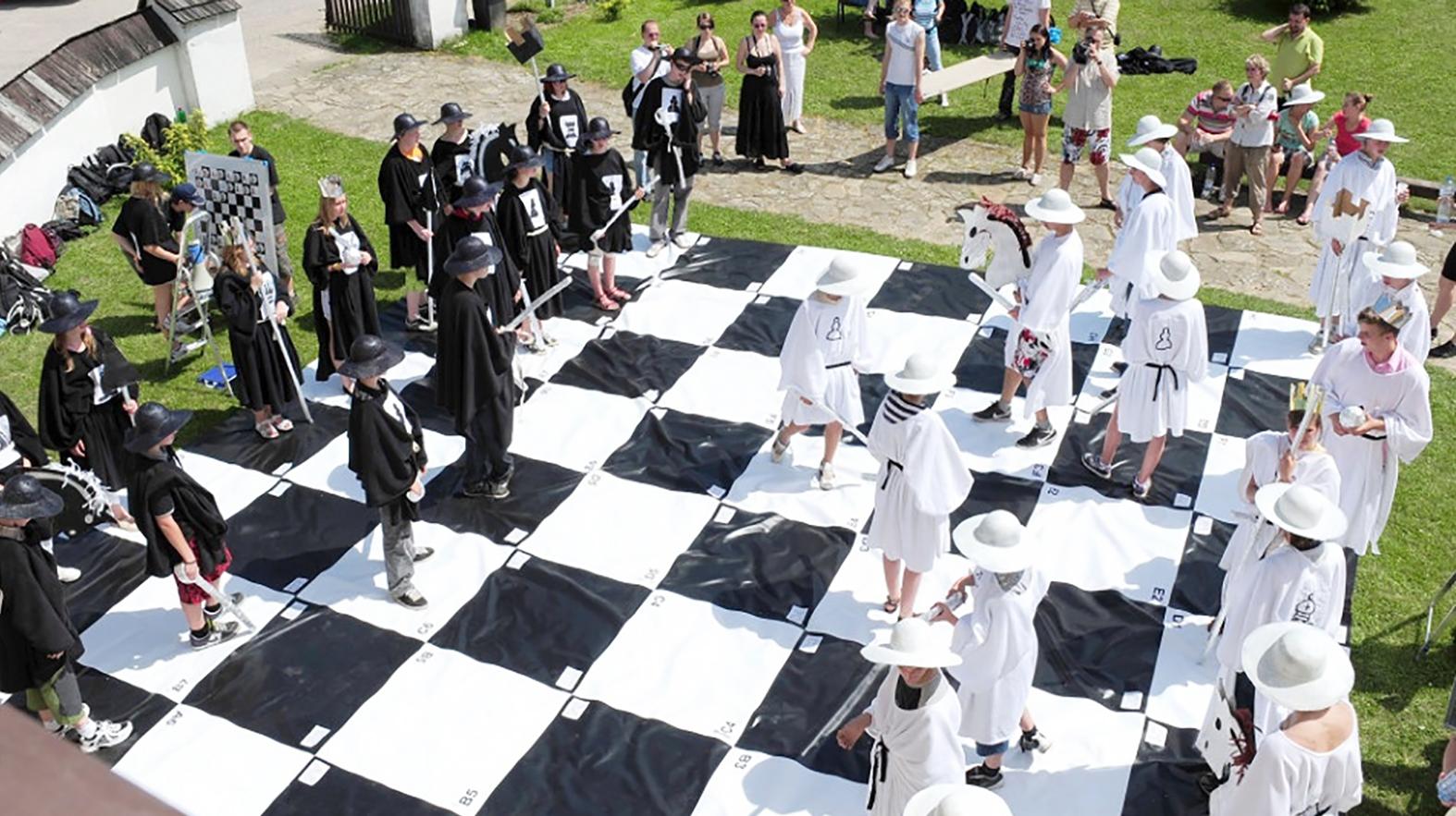 Živý šach pripomenie veľmajstrovskú šachovú tradíciu kúpeľov