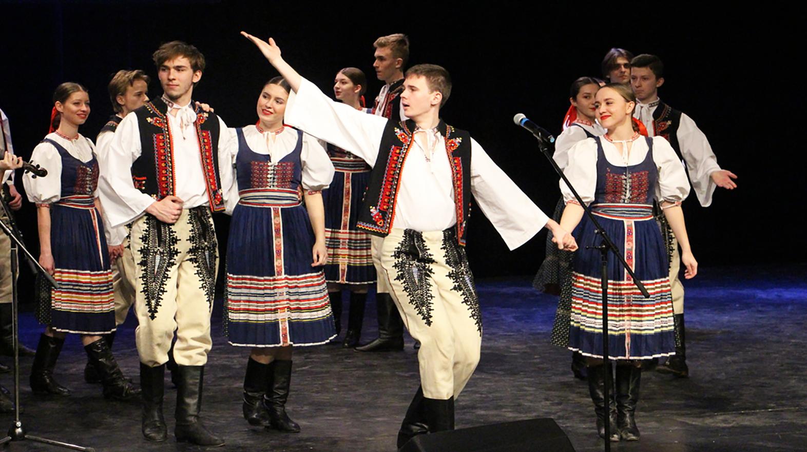 Šatníky folkloristov doplnia nové kroje i hudobné vybavenie