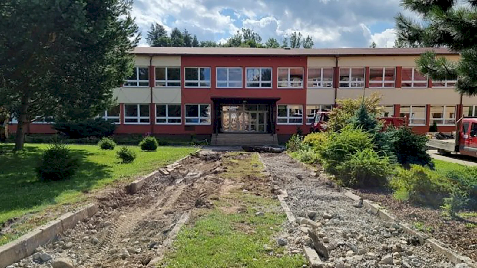 Žiakov po prázdninách privítajú vynovené chodníky pri škole