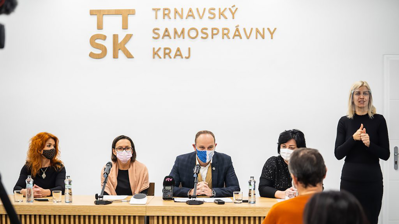 Mladí učitelia a všeobecní lekári majú možnosť získať príspevok na bývanie