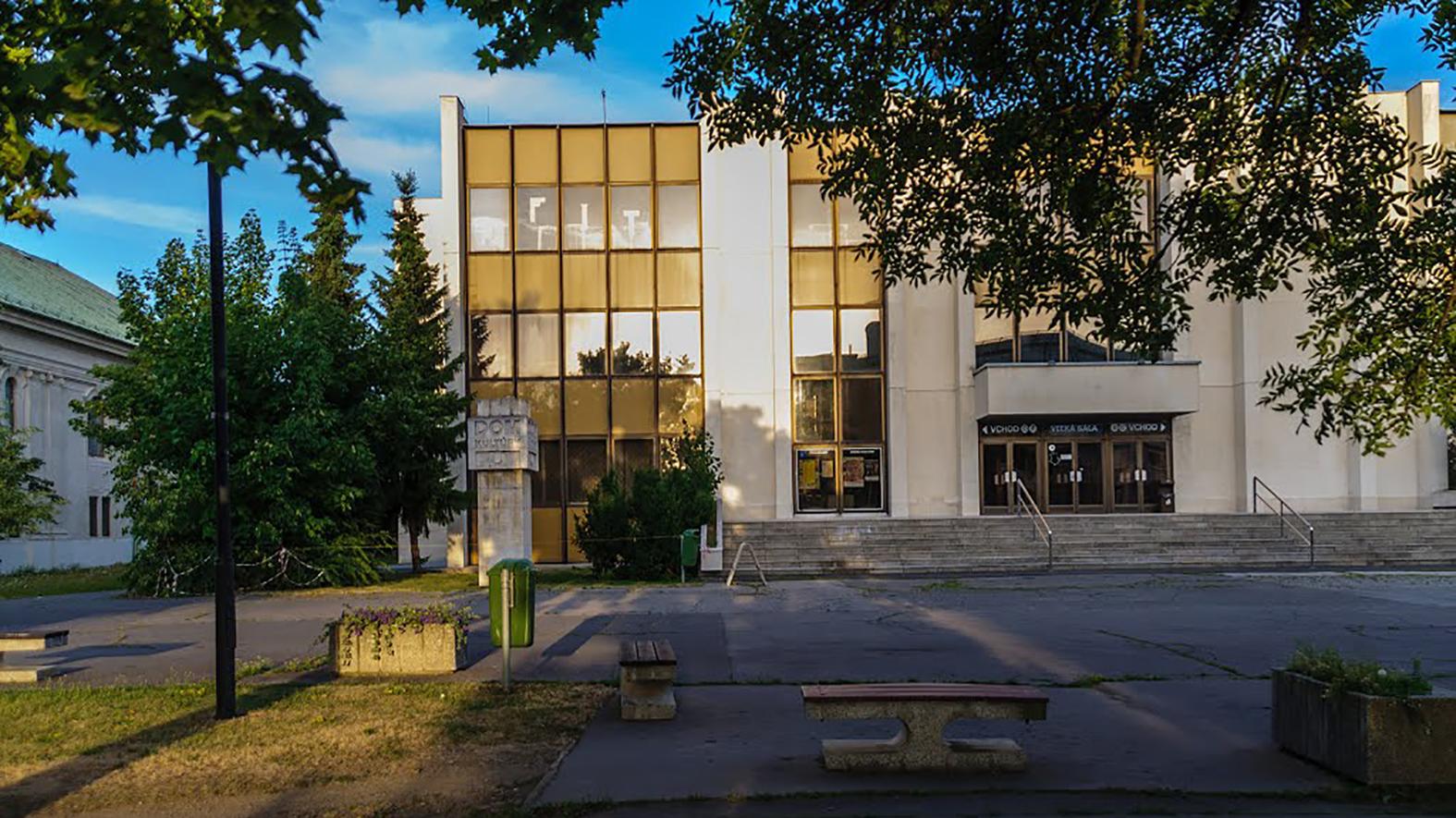 Fasádu domu kultúry v Liptovskom Mikuláši dozdobí vyše 900 rastlín