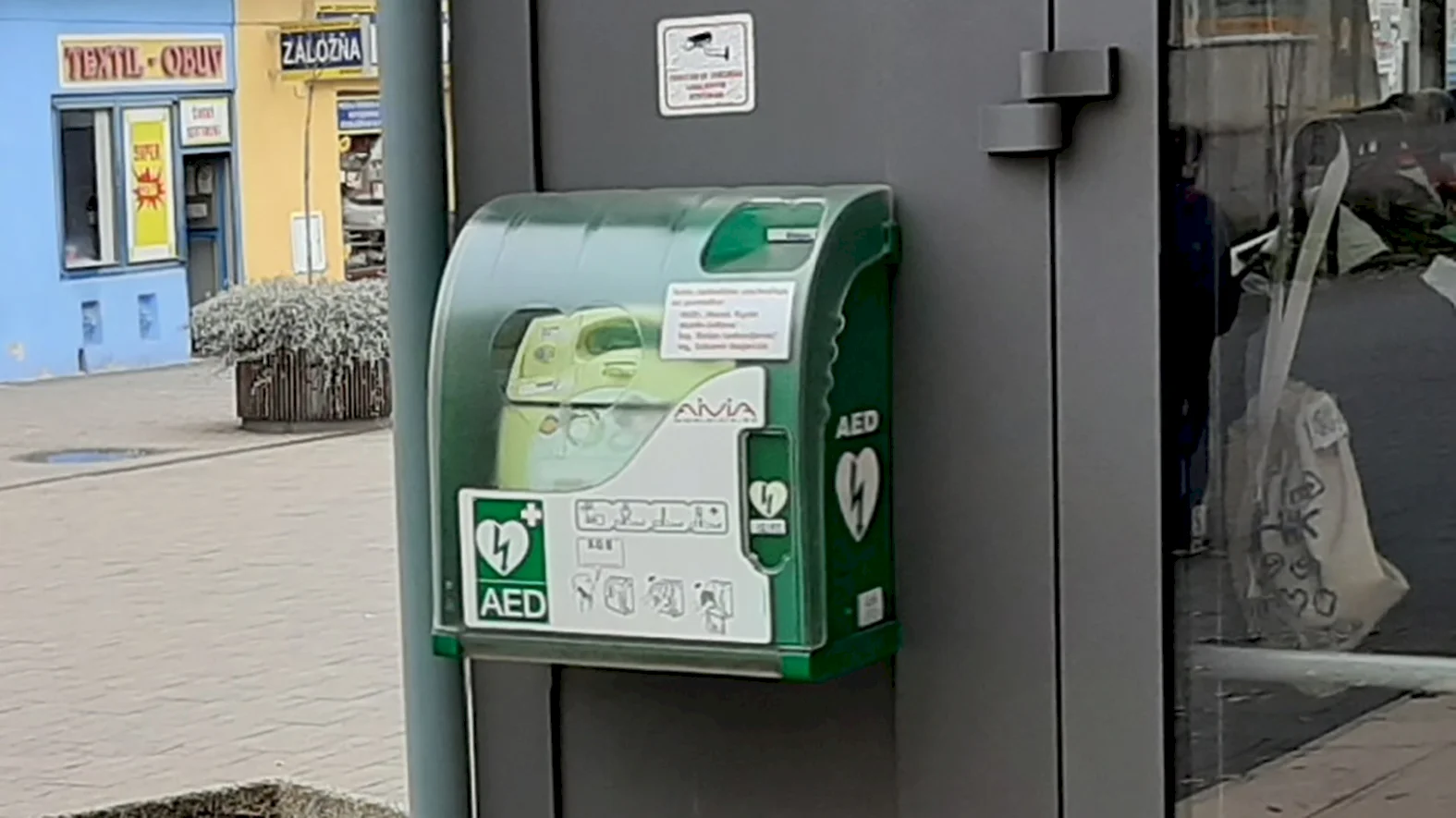 Záchranári zabezpečili do miest a obcí pod Tatrami 183 defibrilátorov