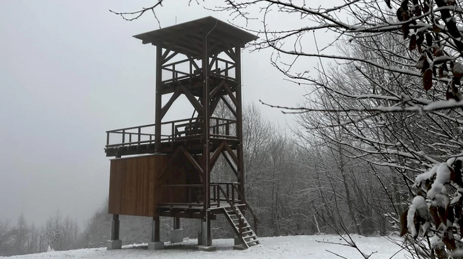Súčasťou novej vyhliadkovej veže nad mestom je útulňa