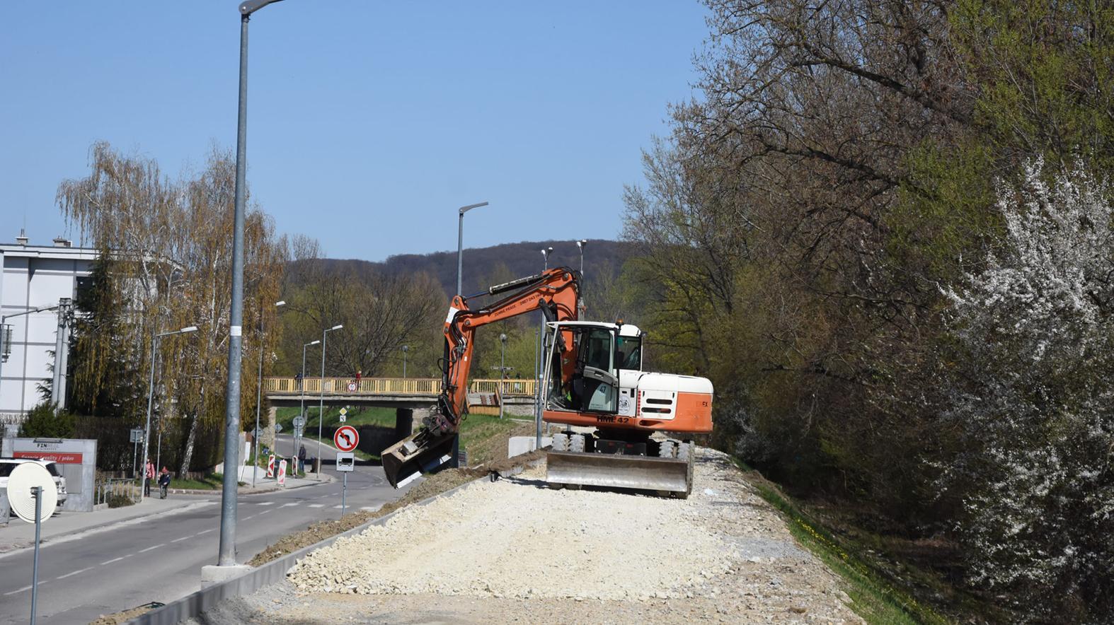 Práce na cyklotrase popri Váhu v Trenčíne pokračujú