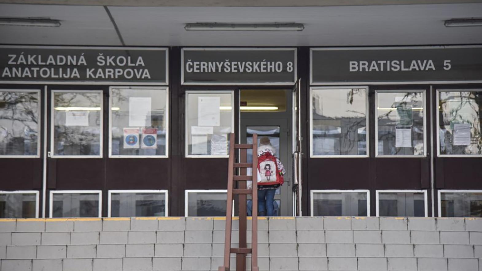 ZŠ Černyševského v Petržalke už nenesie čestný názov po A. Karpovovi