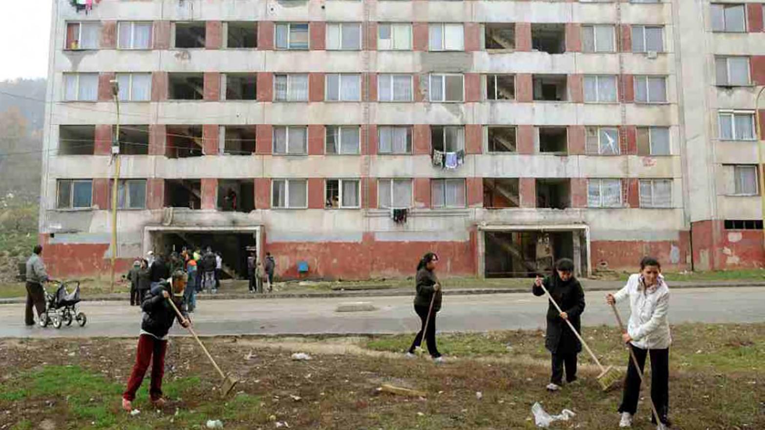 Na Luníku IX vyrastá komunitné centrum, pracujú na ňom aj miestni