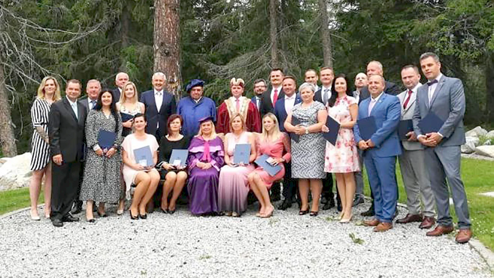 Historicky prví absolventi - ďalšie štúdium už v októbri  