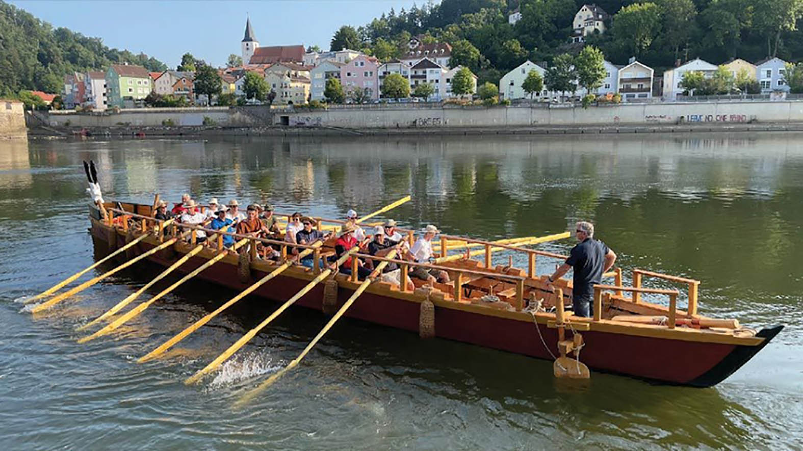 Do Bratislavy priplávala replika rímskej veslice Danuvina Alacris 