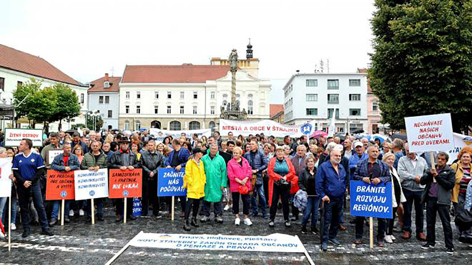 Na protest samospráv prišlo do Trnavy približne 400 ľudí  