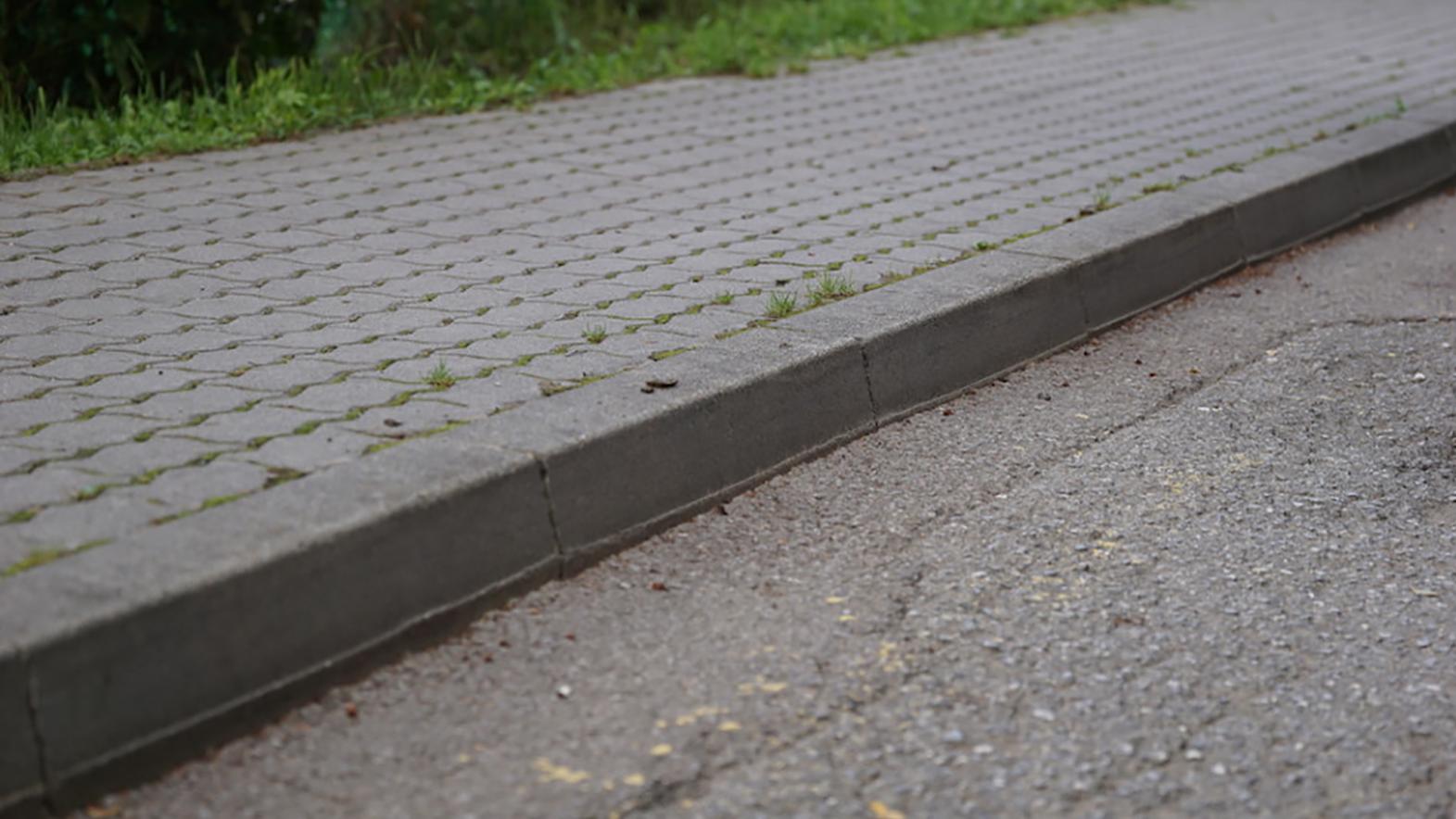 Cestu v parku budú opravovať asfaltom z cigaretových filtrov