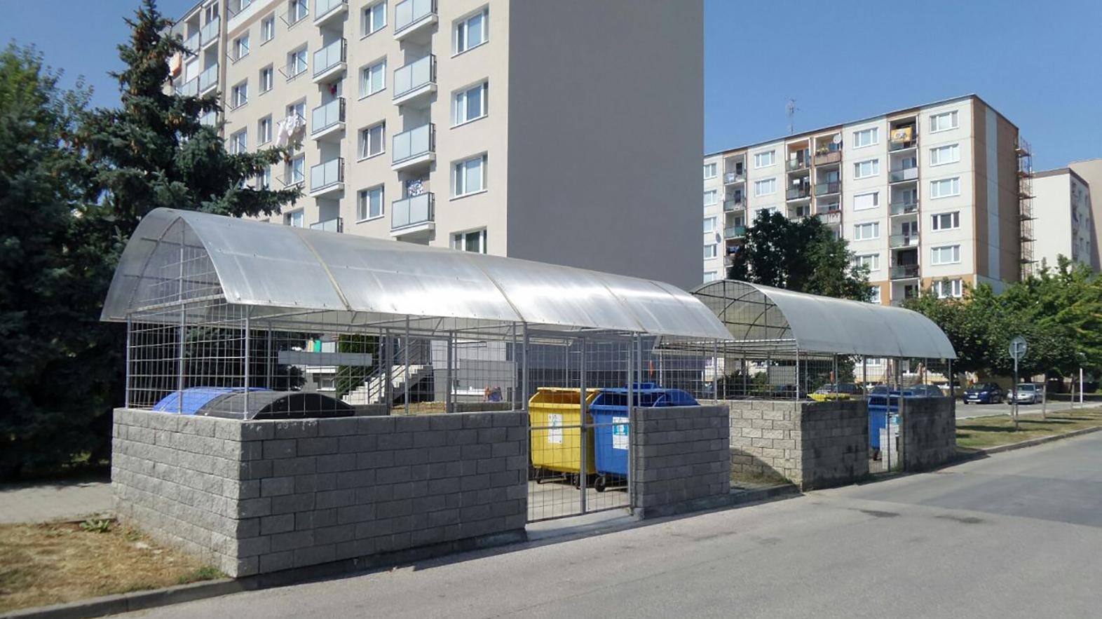 Dve nové uzamykateľné stojiská smetiakov skrášlia výtvarnými prvkami