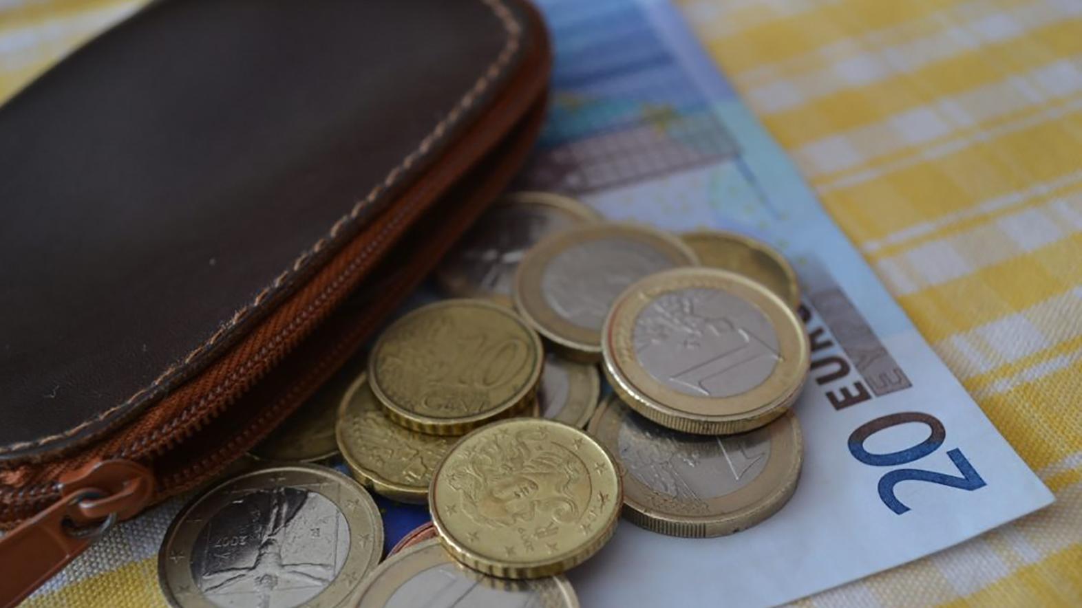 Eurobarometer: Viac ako polovica Slovákov vyžije z príjmu len s ťažkosťami