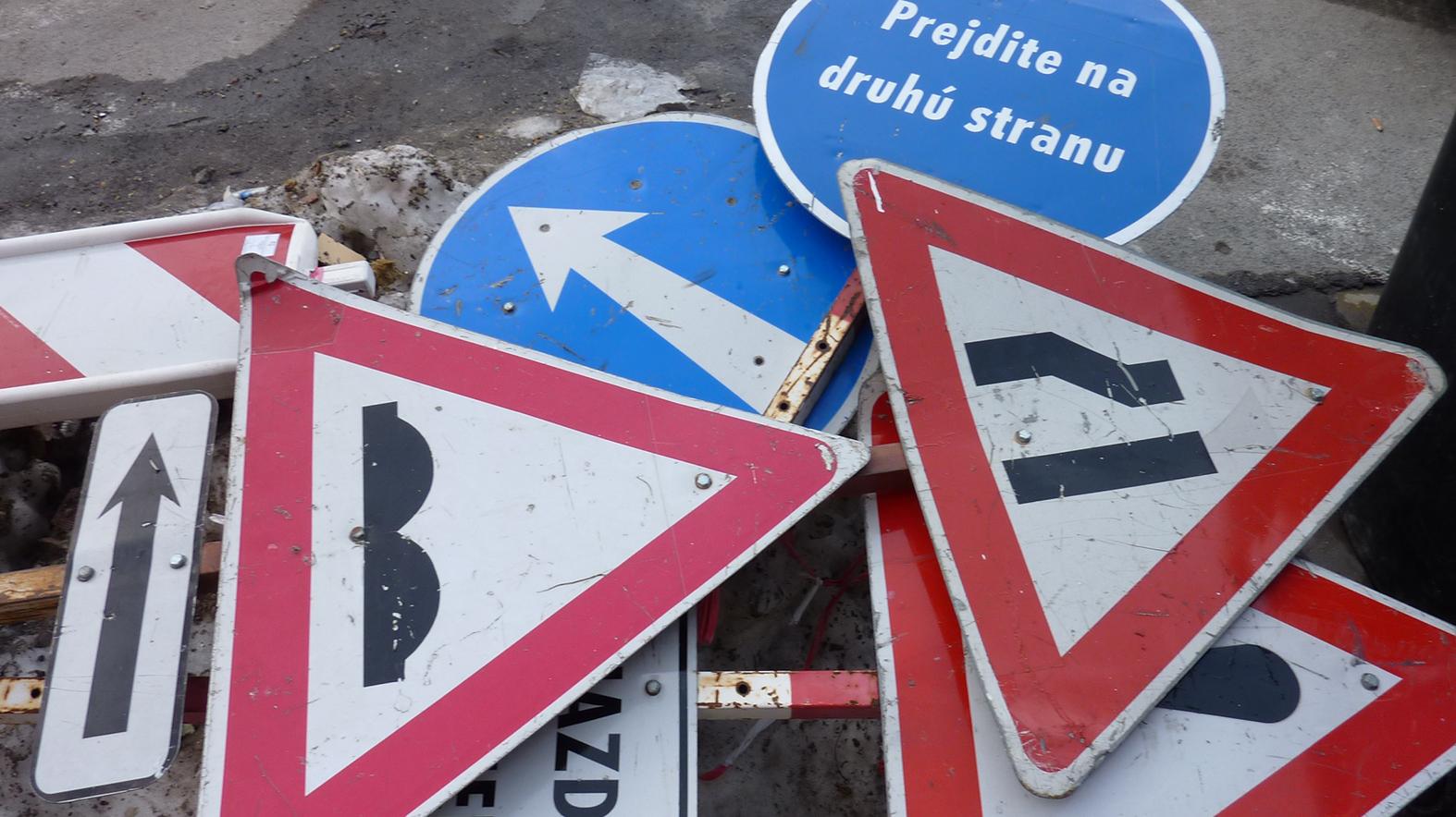 V meste začali s odstraňovaním nepotrebných dopravných značiek