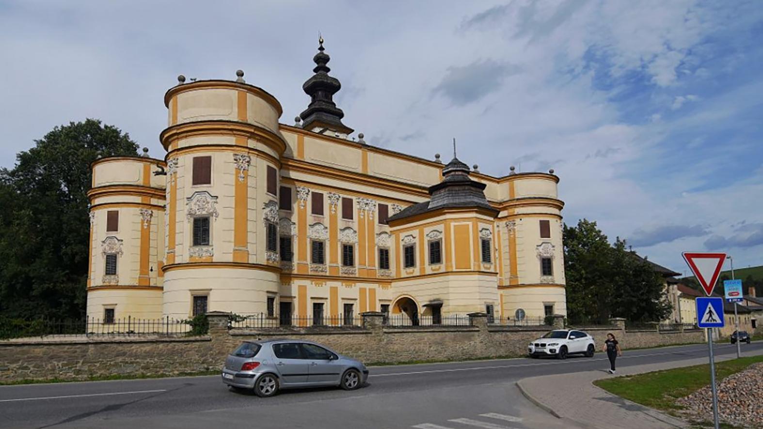Obnovu kúrie predražila vojna i pandémia a zdržala krádež kabeláže