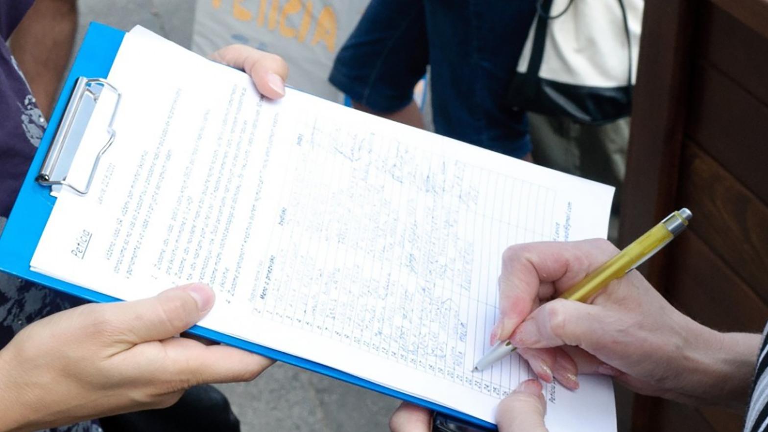Občania nespokojní s parkovacou politikou chcú iniciovať petíciu