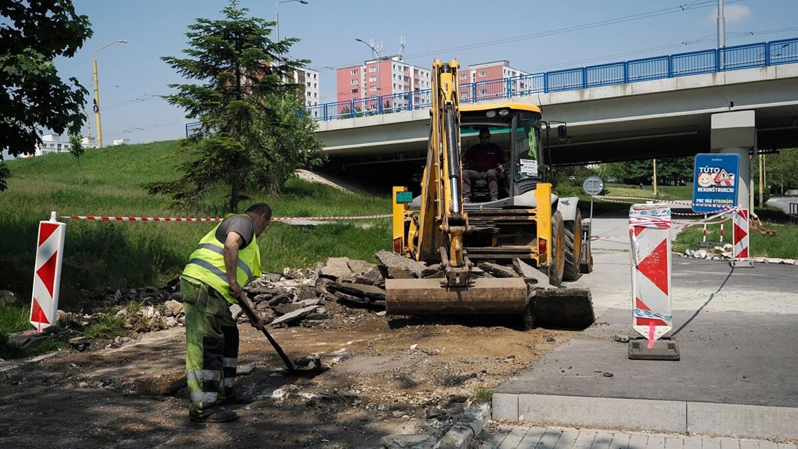 Na Sídlisku KVP začali s výstavbou nového chodníka pre cyklistov a peších