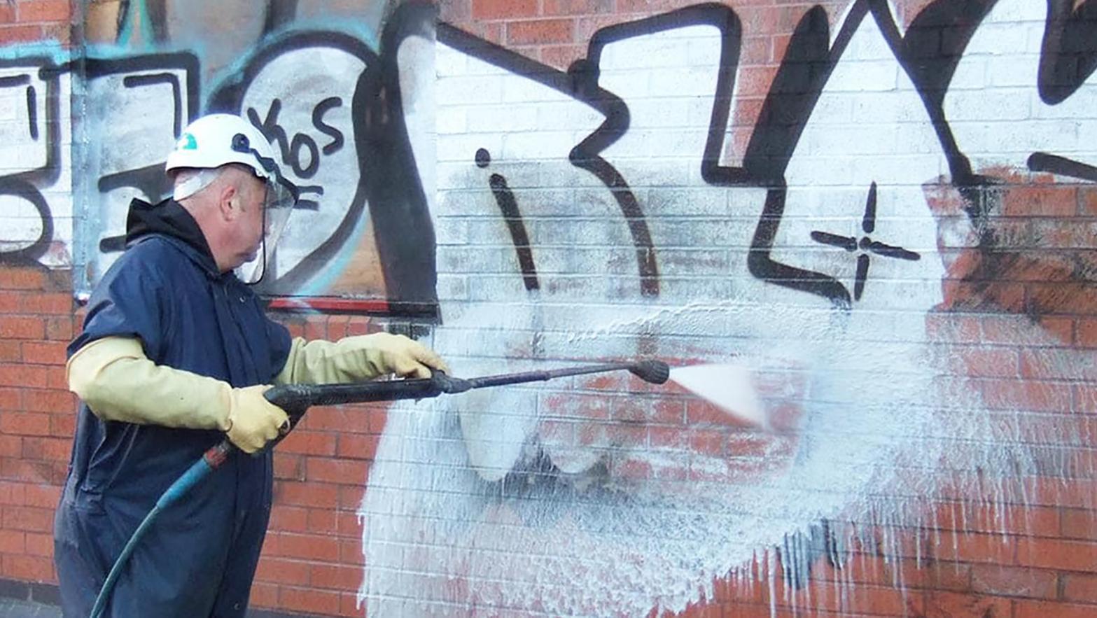 Odstraňovanie grafitov v Bratislave každoročne stojí 60 000 až 100 000 eur