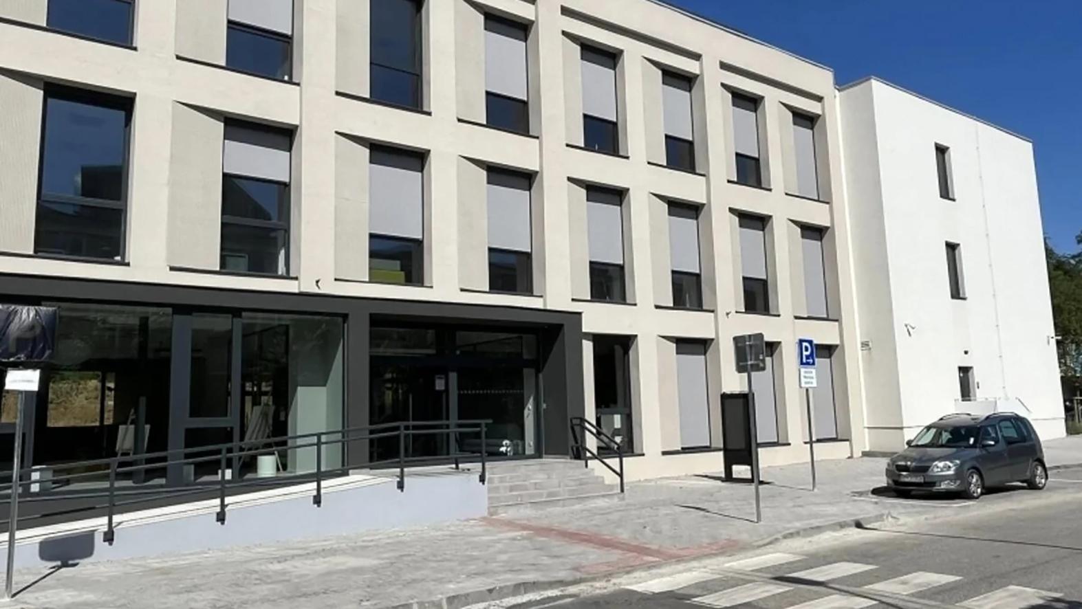 Mestský úrad sa presťahoval do nových priestorov bývalej školy