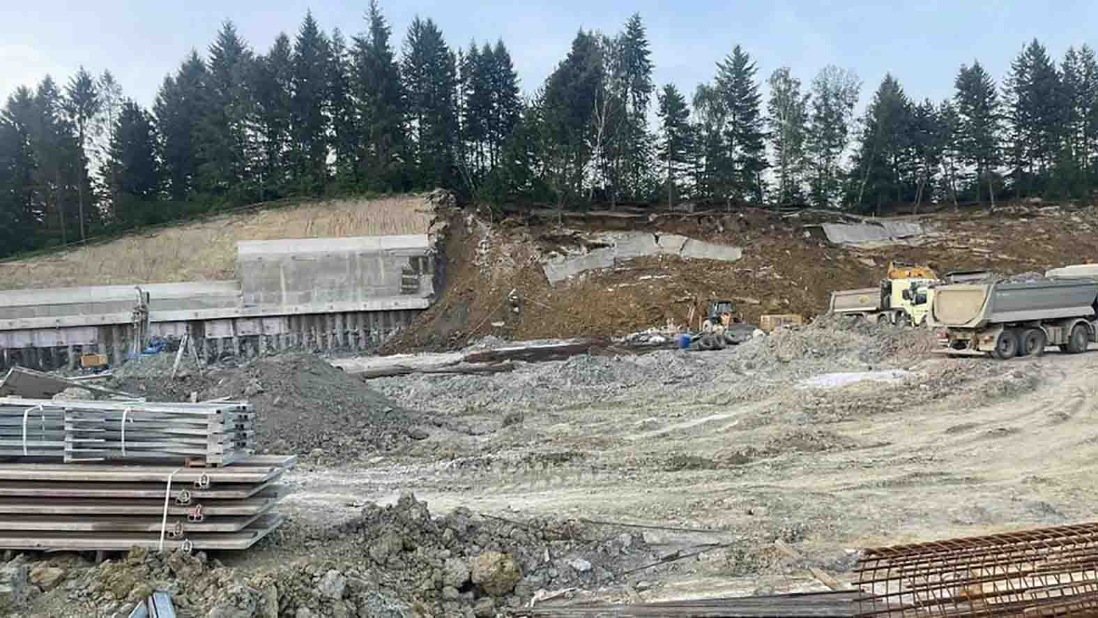 Mesto Handlová vyhlásilo mimoriadnu situáciu po zosuve pôdy na stavbe
