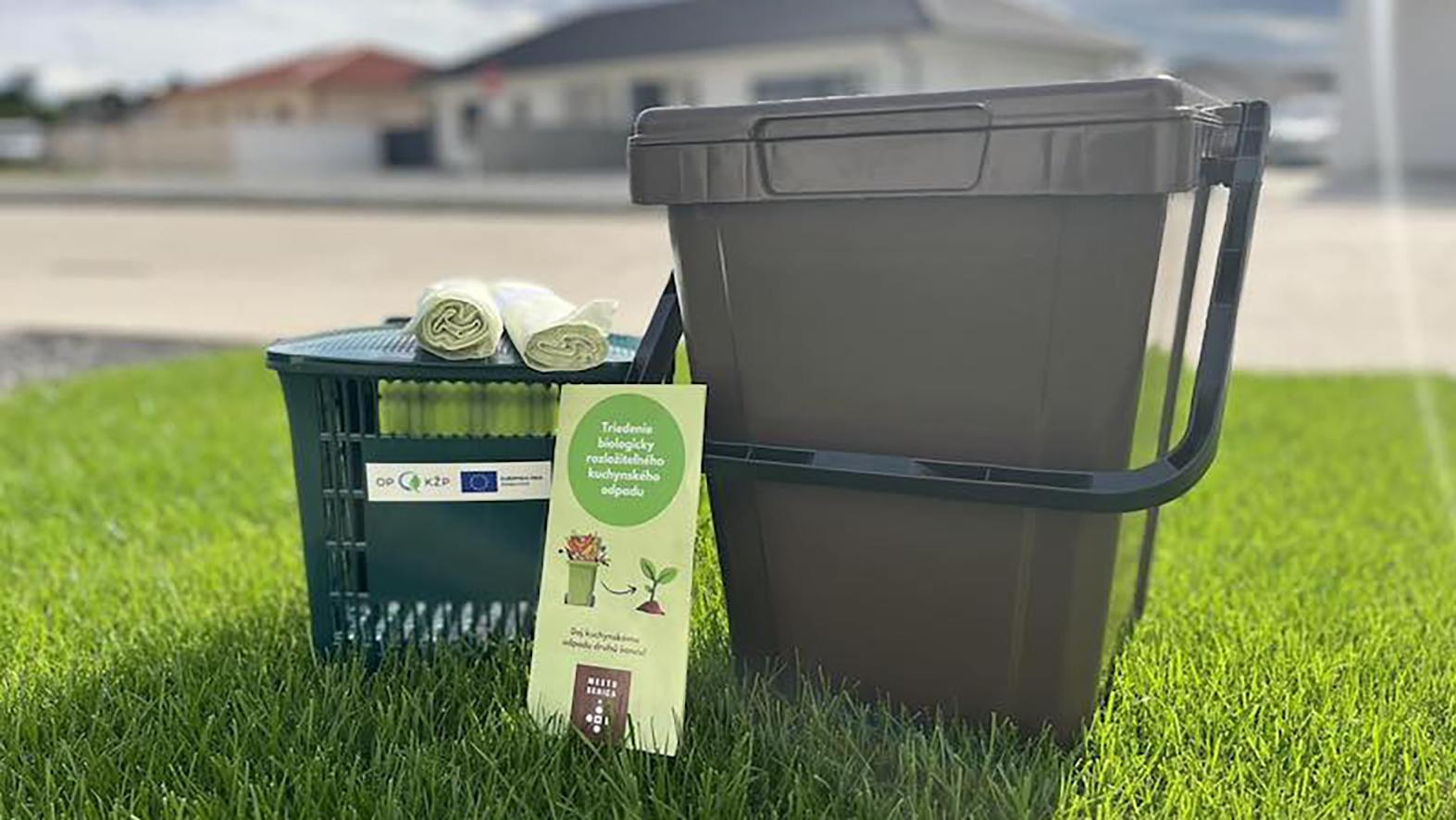 Mesto začalo distribuovať balíčky na zber kuchynského odpadu