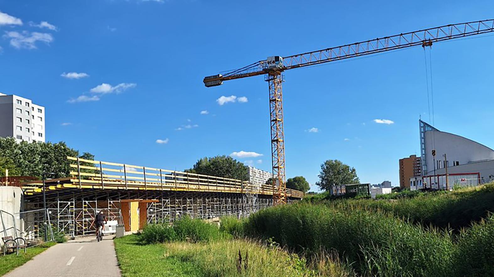 Mesto si pokuty pre električkovú trať v Petržalke zatiaľ neuplatnilo