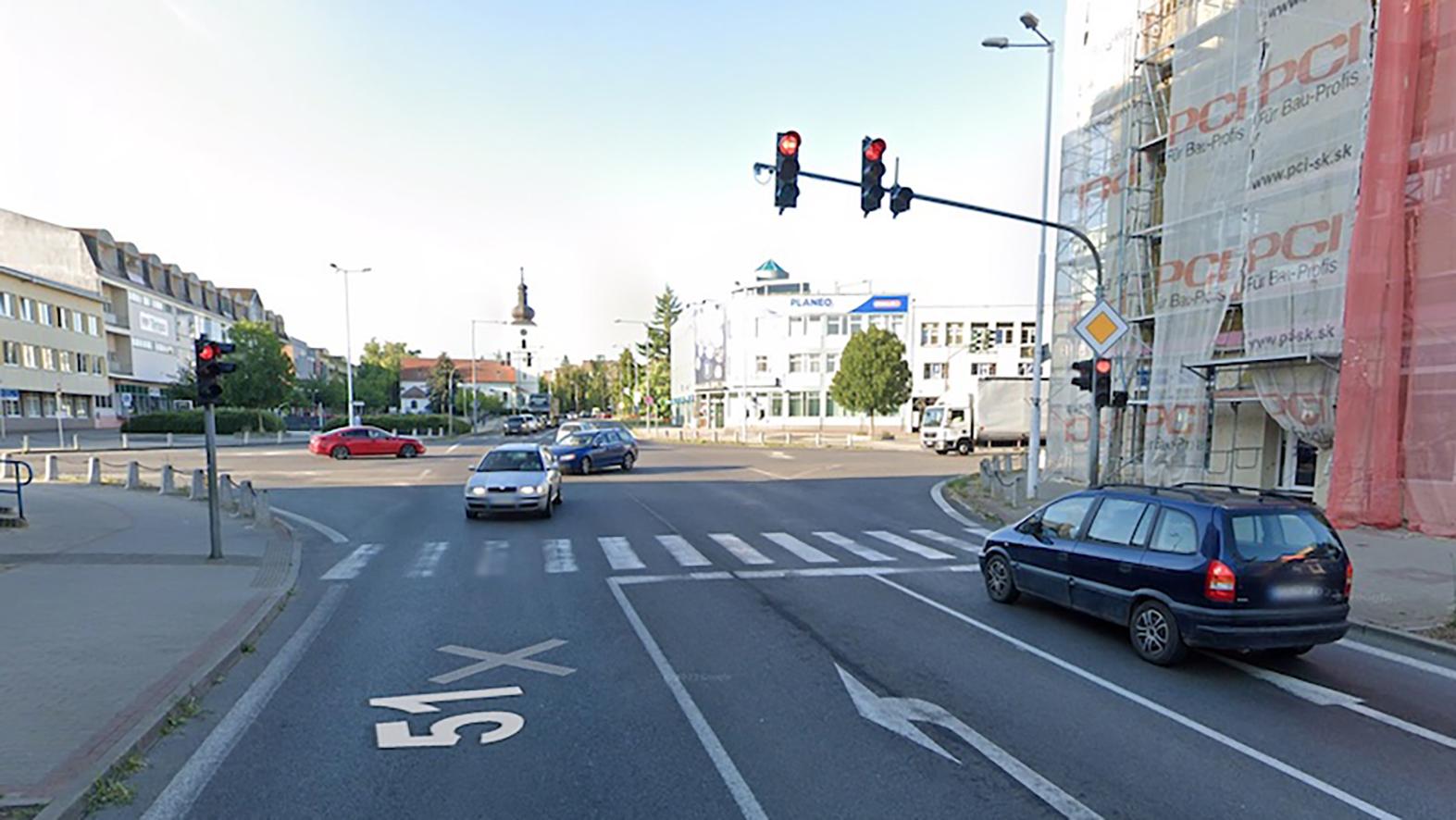Hlavná križovatka bude po výmene signalizácie riadená efektívnejšie