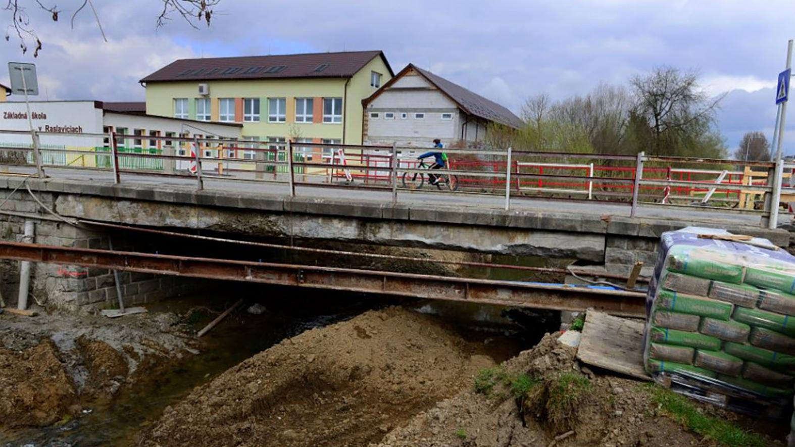 V Raslaviciach prešiel opravou most aj časť vozovky za viac ako 214 600 eur