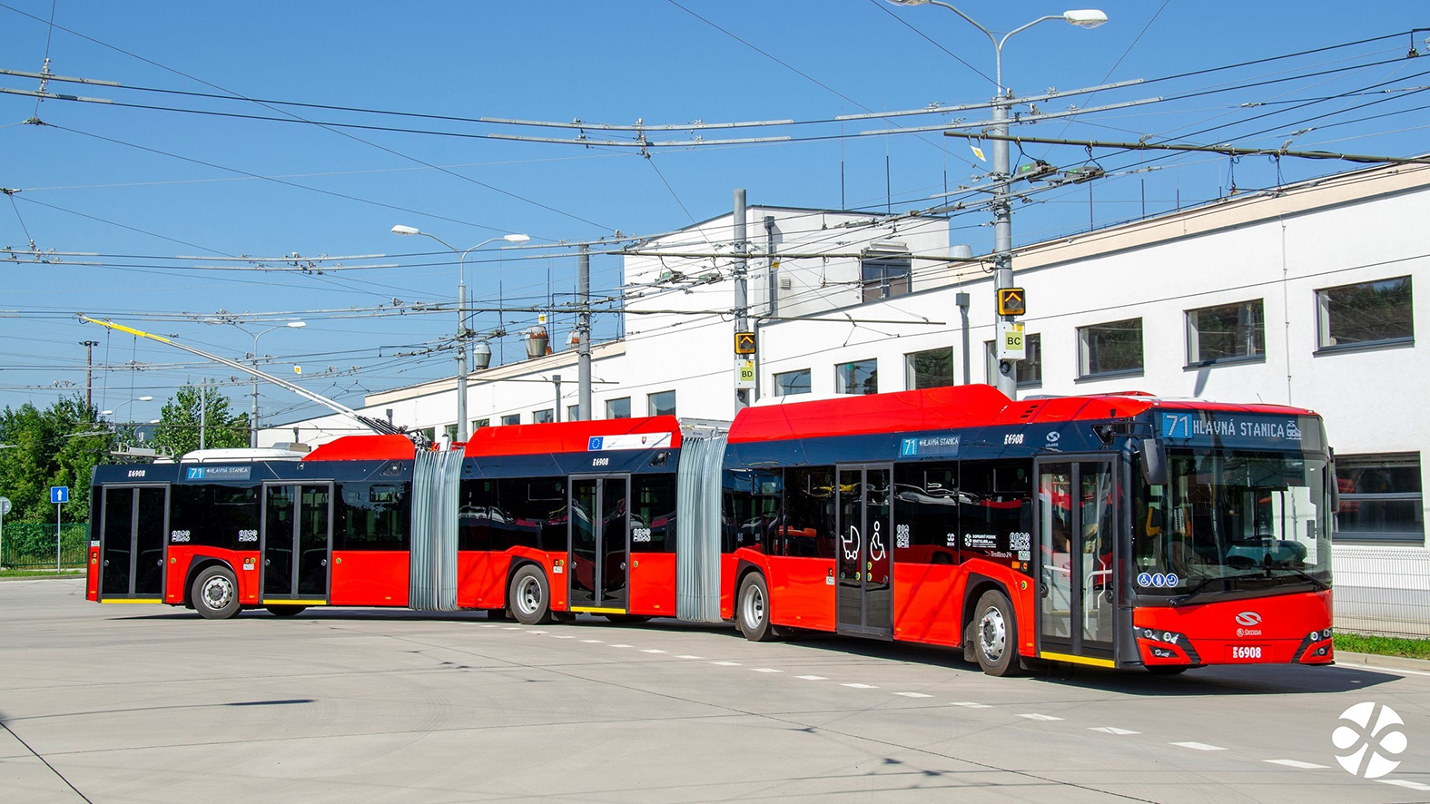 Dopravný podnik Bratislava privítal prvý rekordný trojčlánkový megatrolejbus