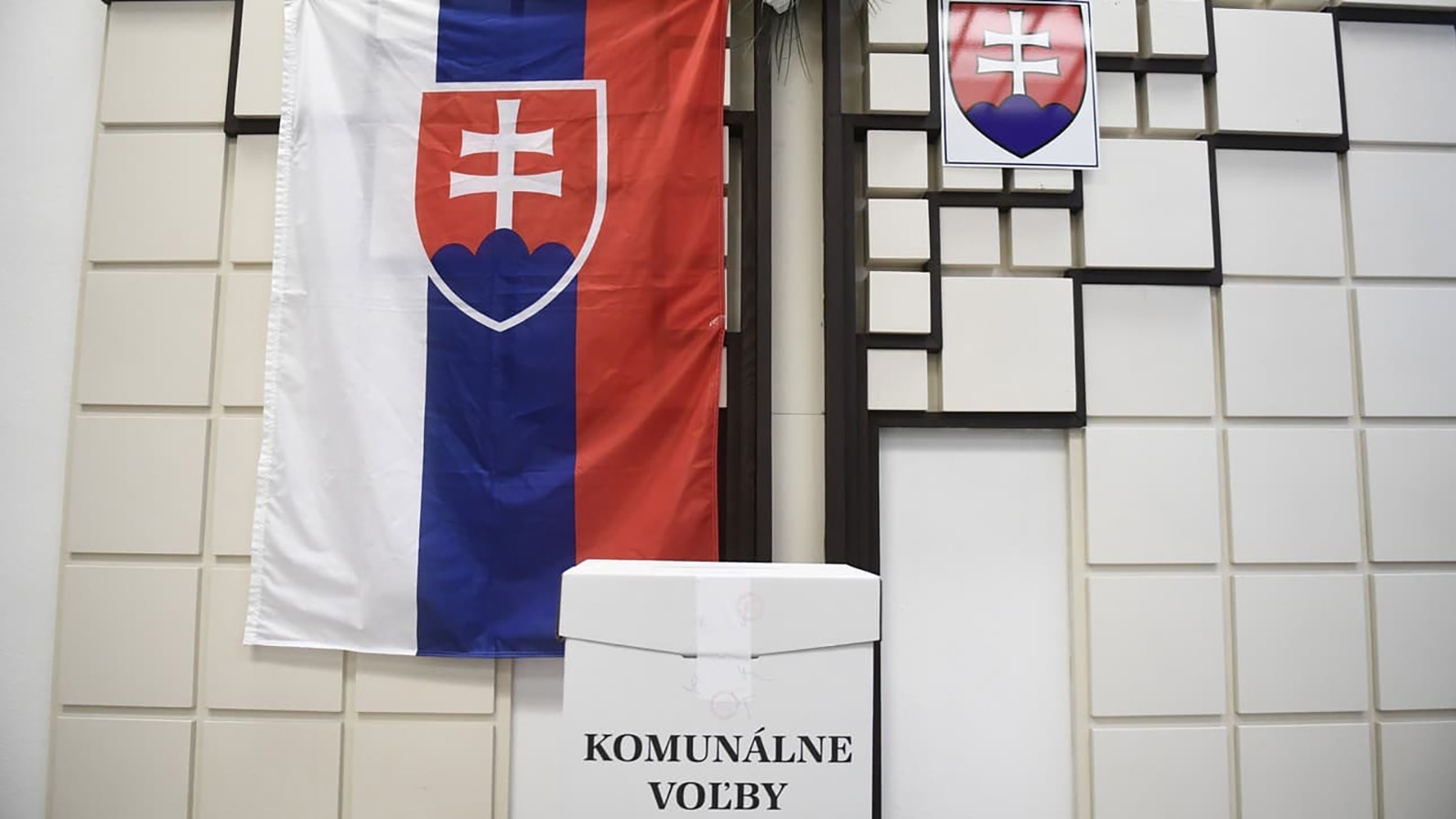 V 28 obciach si dnes vyberajú voliči starostov a poslancov