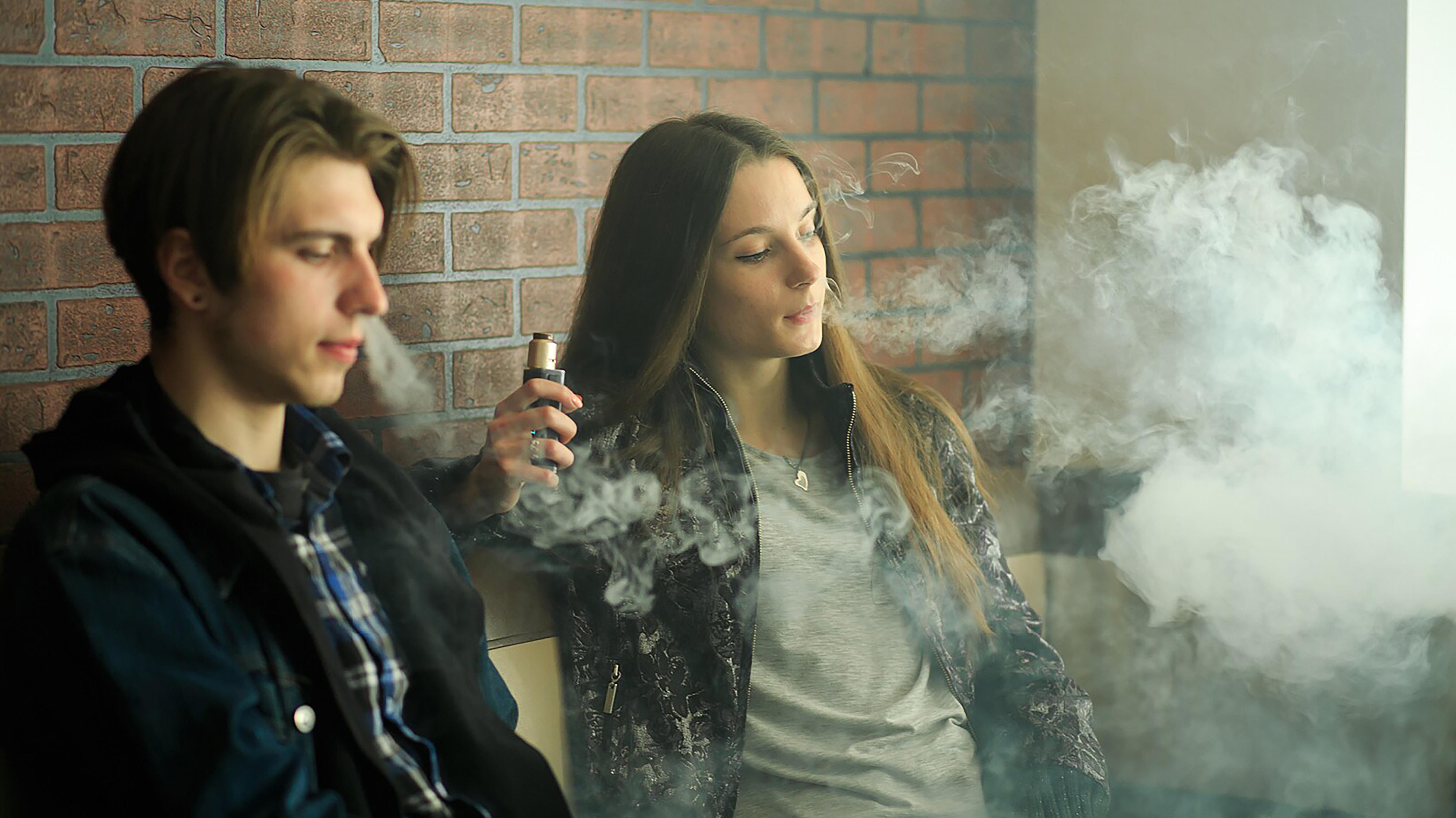 Medzi školákmi sa rozšírilo fajčenie elektronických cigariet