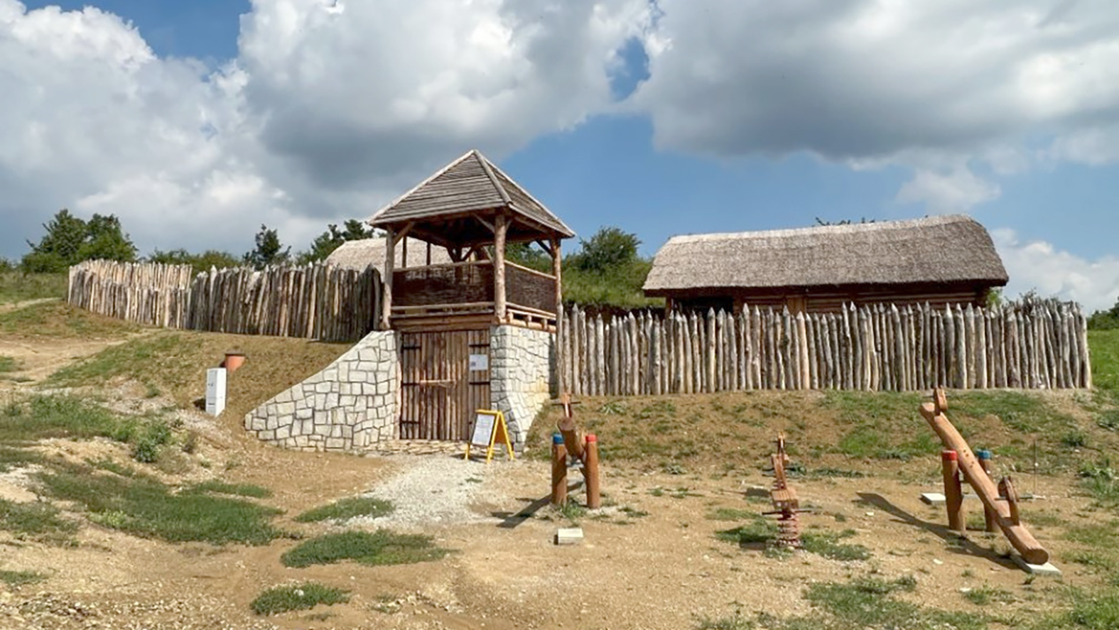 Mesto Veľký Šariš finišuje s prácami na výstavbe archeoparku pod hradom