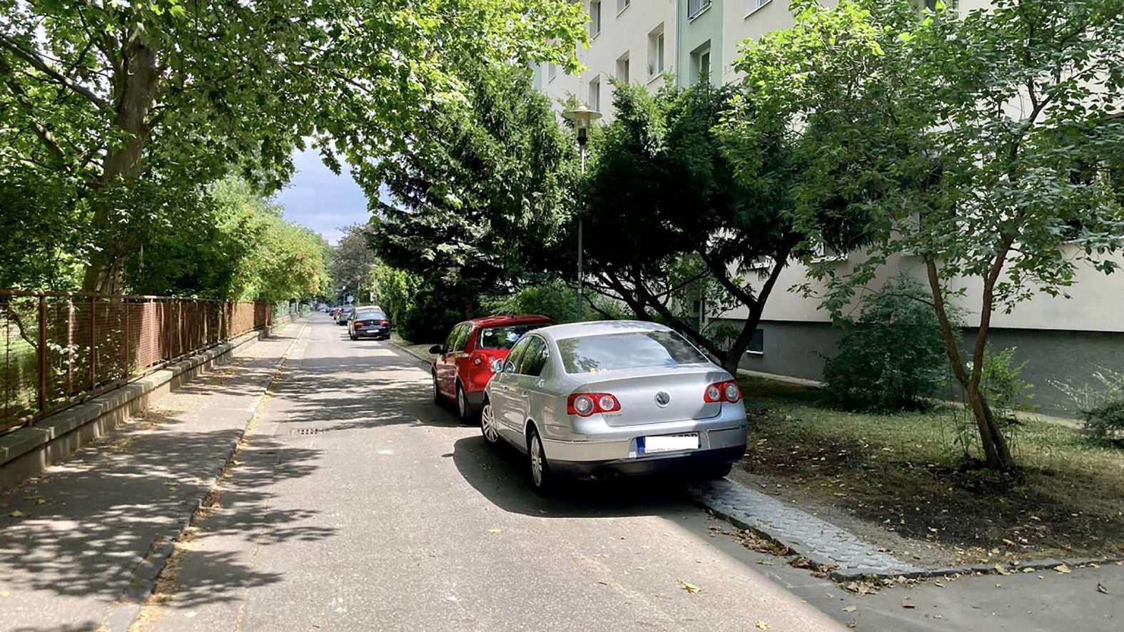 Levice: Mesto vytypovalo lokality, kde chce zachovať státie na chodníku