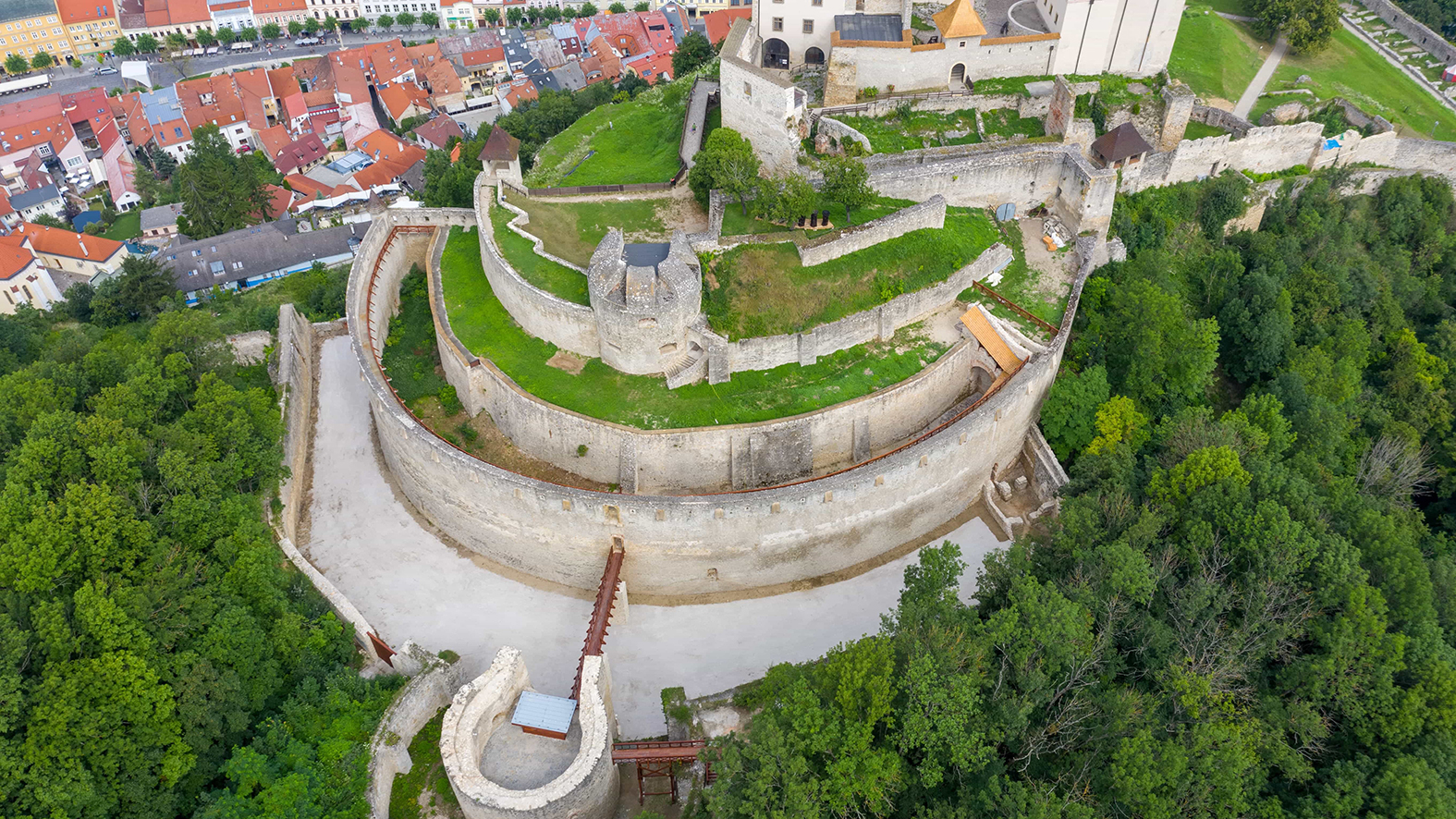 Južné opevnenie Trenčianskeho hradu zveril TSK do správy Trenčianskeho múzea